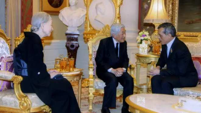 สมเด็จพระเจ้าอยู่หัวมหาวชิราลงกรณ บดินทรเทพยวรางกูร เสด็จออกทรงรับสมเด็จพระจักรพรรดิอากิฮิโตะ และสมเด็จพระจักรพรรดินีมิชิโกะแห่งญี่ปุ่น ที่นั่งอัมพรสถาน