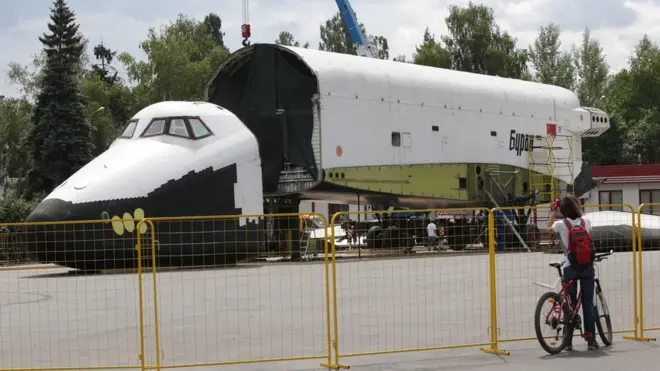 сборка макета "Бурана" на ВДНХ (архивное фото)