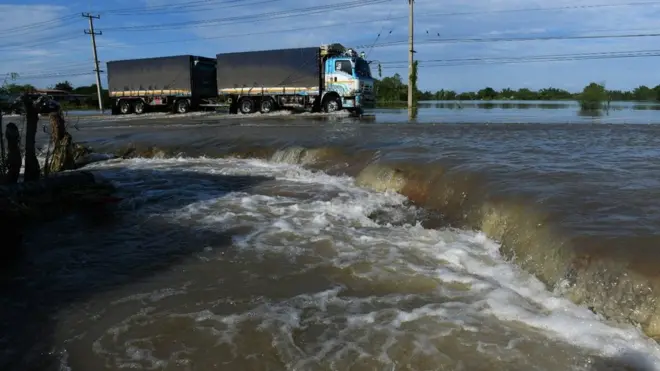 สภาพถนนสายชัยภูมิ-สีคิ้ว บริเวณใกล้กับเทศบาลตำบลบ้านค่าย อำเภอเมืองชัยภูมิ วันที่ 28 ก.ย. ยังคงมีน้ำท่วมขังและรถเล็กไม่สามารถเดินทางมุ่งหน้าเข้าสู่ตัวจังหวัดชัยภูมิได้ยกเว้นรถบรรทุกขนาดใหญ่เท่านั้น