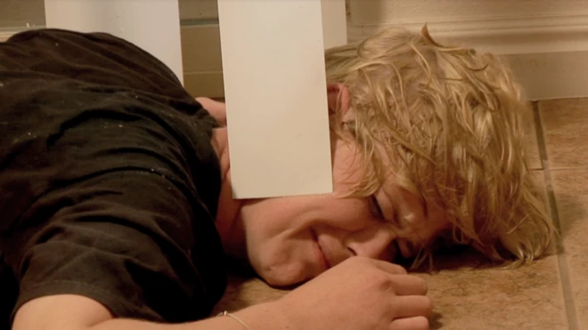 Женщина плачет