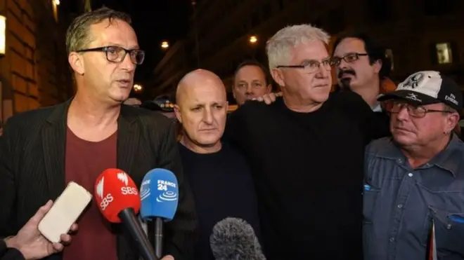 Avustralya'da çocukken Katolik Kilisesi tarafından tacize uğrayan mağdurlar birarada