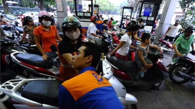 Giới luật sư ở Hà Nội đang kêu gọi một triệu người ký vào kiến nghị phản đối tăng thuế bảo vệ môi trường với xăng