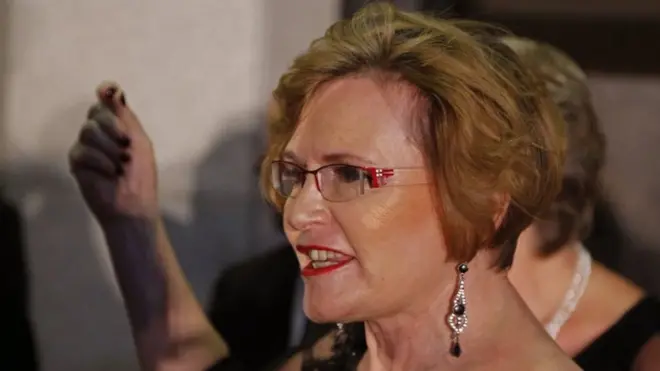 She dey try safe water