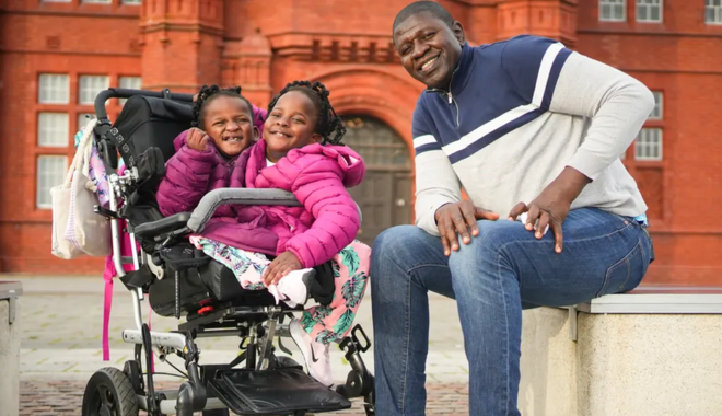 Ibrahima a gardé ses filles Marieme et Ndeye au Royaume-Uni pour qu'elles restent sous la surveillance médicale du Great Ormond Street Hospital