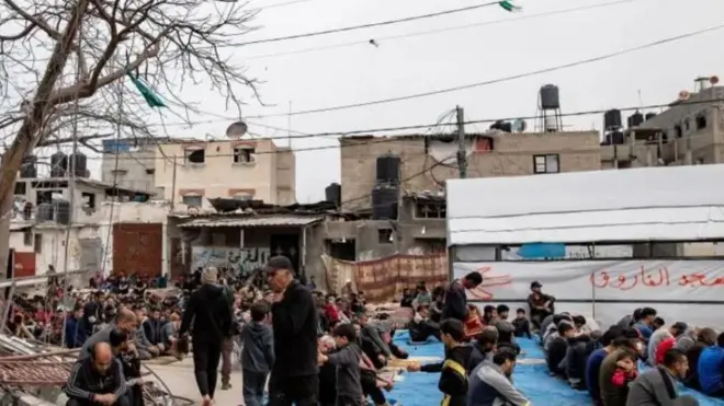 صورة تظهر نازحين فلسطينيين في غزة