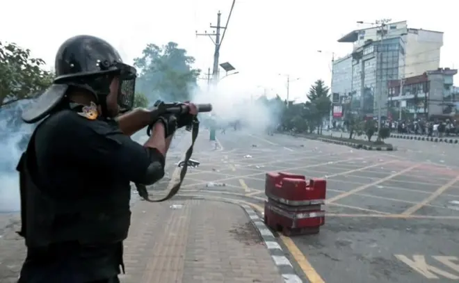 नेपाळमध्ये सोमवारी (8 सप्टेंबर) झालेल्या हिंसाचारानंतर अनेक मंत्र्यांनी मंत्रिमंडळातून राजीनामा दिला आहे
