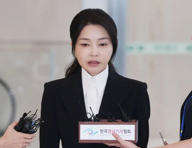 특검에 출석한 김건희 여사가 기자들 앞에서 발언하고 있다