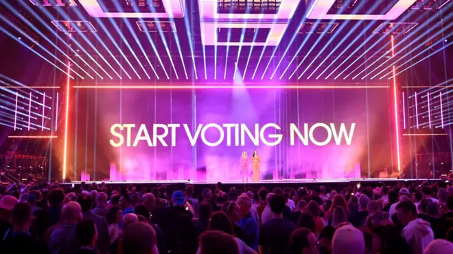 Сцена с надписью Start Voting Now.