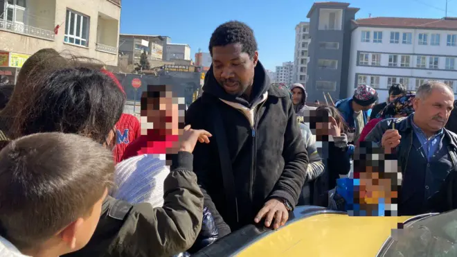 Pipo dey happy for di basic items wey Emmanuel bring dem