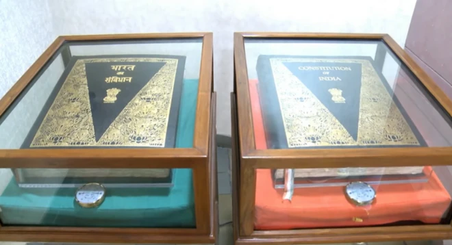 राज्यघटनेच्या दोन्ही हस्तलिखित प्रती सध्या संसदेच्या ग्रंथालयात एका सीलबंद काचेच्या पेटीत जतन करून ठेवल्या आहेत.