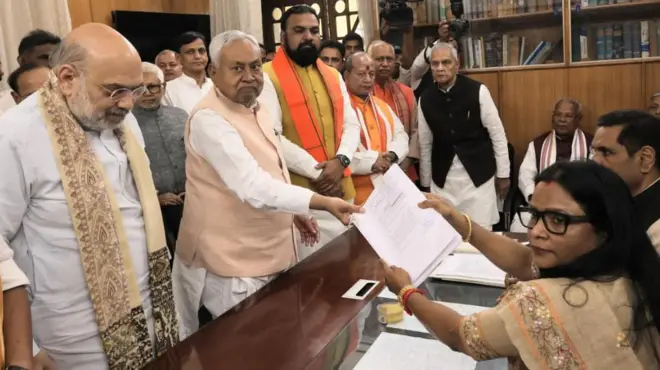 नीतीश कुमार राज्यसभा के लिए नामांकन फ़ॉर्म भरते हुए