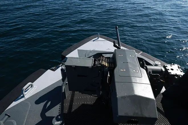 7 Mart 2026’da Ukrayna’nın Karadeniz sularında gerçekleştirilen bir devriye görevi sırasında, Ukrayna Donanması’na ait bir devriye teknesine monte edilmiş uzaktan kumandalı silah sistemi görülüyor.
