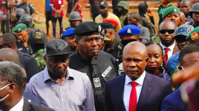 Gọvanọ Peter Mba na ndị so ya arụ ọrụ