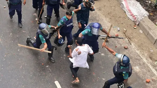 পুলিশের বিরুদ্বিে ধরোধী দলের কর্মসূচীতে অতিরিক্ত বলপ্রয়োগের অভিযোগ 