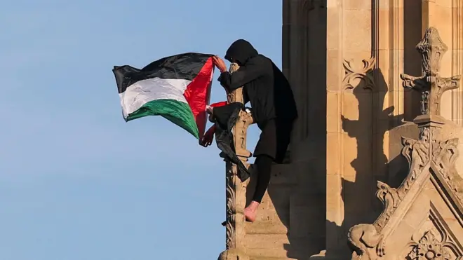 Muškarac sa palestinskom zastavom se popeo na londonski Big Ben