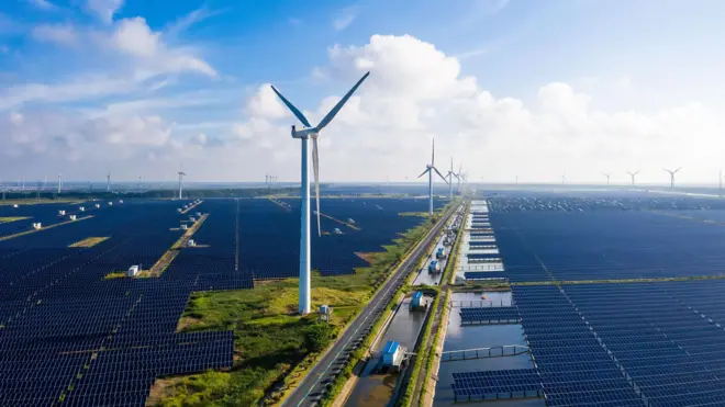 Centrales solares y turbinas eólicas en Yancheng, provincia de Jiangsu, China.