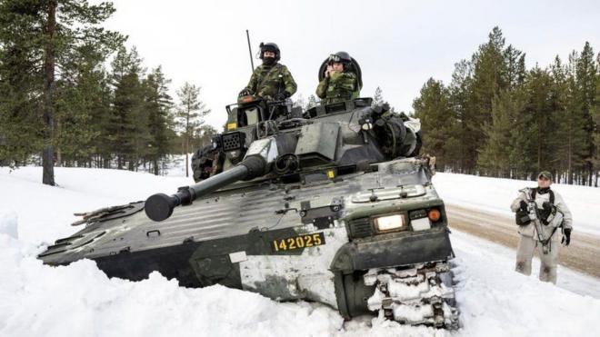 Militares en un tanque en la nieve