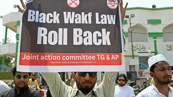 वक़्फ़ कानूनों में संशोधन के ख़िलाफ़ प्रदर्शनकारी 