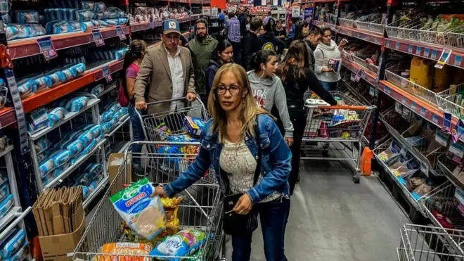 Warga ibu kota Kolombia, Bogota, membanjiri super market untuk membeli kebutuhan sehari-hari menjelang penetapan karantina terkait wabah virus corona, 12 Maret 2020.
