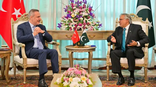 وزیر خارجہ ہاکان فیدان نے 29 مارچ کو اسلام آباد میں پاکستان کے نائب وزیراعظم اور وزیر خارجہ محمد اسحاق ڈار سے ملاقات کی۔