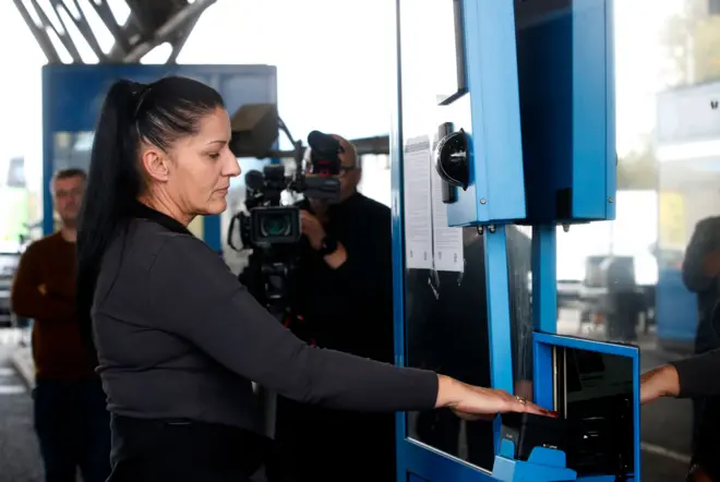 Система в’їзду/виїзду ЄС (EES) — мандрівник користується кіоском самообслуговування для реєстрації в новій Системі в’їзду/виїзду (EES) на прикордонному пункті Стара-Градішка між Хорватією та Боснією і Герцеговиною, у Стара-Градішці, Хорватія, 12 жовтня 2025 року.