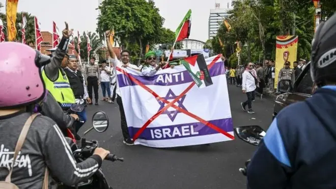 Demonstrasi boikot produk-produk yang dituduh terafiliasi dengan Israel berlangsung di Surabaya, November 2023 lalu.