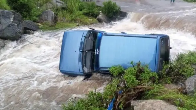 पाकिस्तान पुरात अडकलेली कार