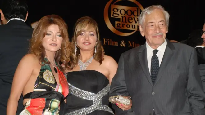 الممثل الراحل جميل راتب والممثلتان ليلى علوي وعلا غانم المصريتان بعد حفل تسلم جائزة للفيلم المصري " ليلة البيبي دول" في أيار/مايو 2008