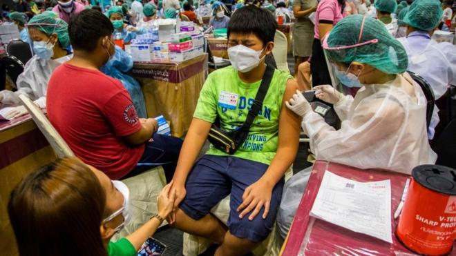 เด็กชายใน จ.นนทบุรี เข้ารับการฉีดวัคซีนไฟเซอร์ที่เซ็นทรัลเวสเกต เมื่อวันที่ 30 มิ.ย. ที่ผ่านมา โดยเป็นการลงทะเบียนผ่านระบบ "นนท์พร้อม"