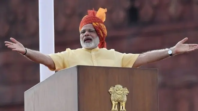 දිල්ලි අගනුවර රතු බලකොටුවේ සිට ජාතිය අමතන අගමැති නරේන්ද්‍ර මෝදි