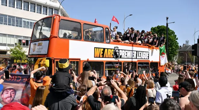 Hull Cityli oyuncuları taşıyan otobüsler şehir turunda