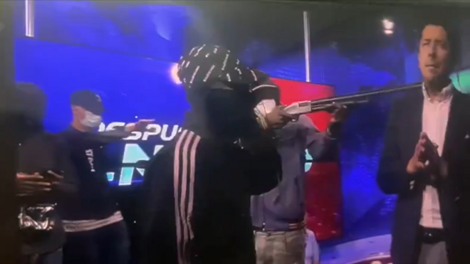 Encapuchado apunta con un arma a un presentador de televisión en Ecuador 