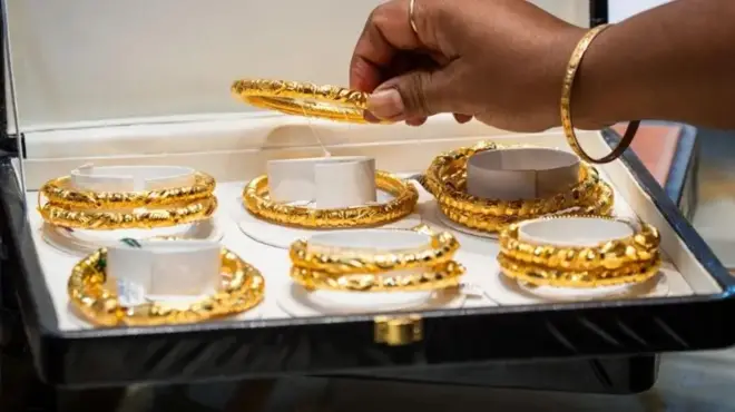 රත්ත්‍රන් භාණ්ඩ අසුරා ඇති ආකාරය