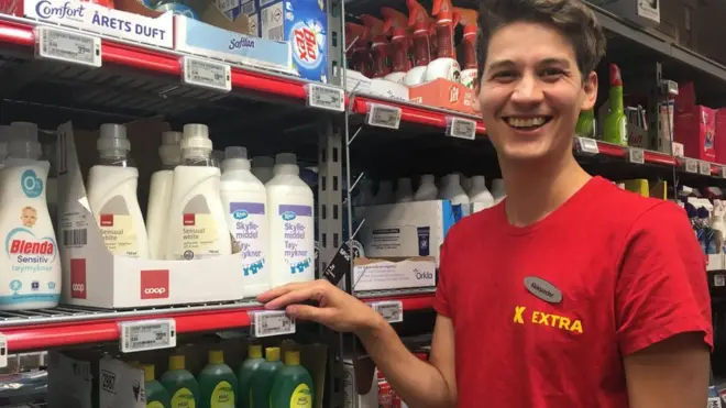 Aleksander Aarnes tiene 25 años y trabaja en un supermercado y gana US$1.700 al mes.