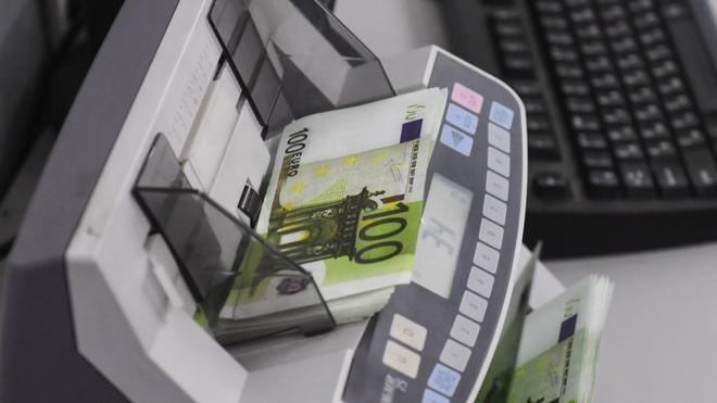 Счетная машинка и банкноты евро