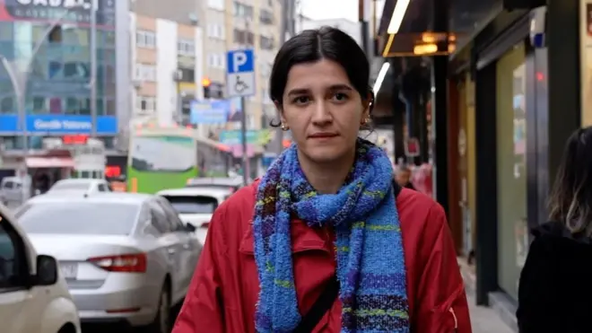 Naz Čakar, radi u fabrici i kaže da je ušla je u začarni krug - primi platu, plati ratu na kreditnoj kartici, a zatim se ponovo zaduži.