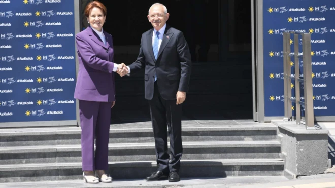 Akşener ve Kılıçdaroğlu el sıkışıyor