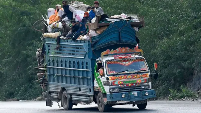 Afghan refugees crossing the Pakistan-Afghanistan border