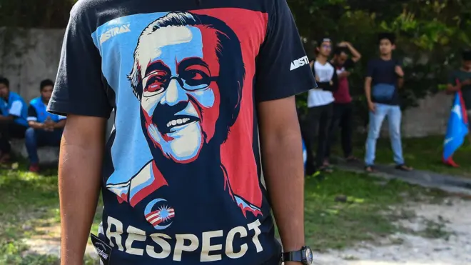 一名身穿馬哈蒂爾肖像汗衫的青年在吉隆坡國家皇宮外守候（10/5/2018）