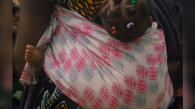 Woman wey back her pickin