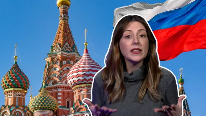 Repórter Nathalia Passarinho diante de imagem de edifícios da Praça Vermelha, em Moscou