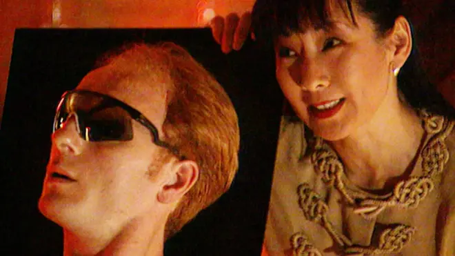 ภาพจินตนาการของคู่รักแห่งโลกอนาคตปี 2025 ซึ่งฝ่ายชายสวมอุปกรณ์วีอาร์ (VR) ที่ศีรษะ ปรากฏในรายการ “โลกของวันพรุ่งนี้” ทางสถานีโทรทัศน์บีบีซีเมื่อปี 1995