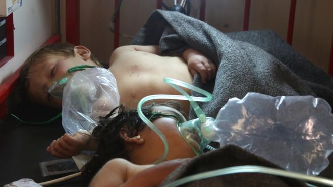 Niños reciben atención médica tras el ataque en Khan Sheikhun