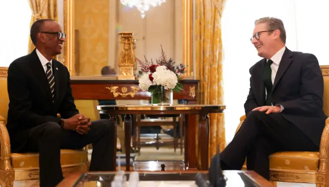 Perezida Paul Kagame w'u Rwanda na Minisitiri w'Intebe Keir Starmer w'Ubwongereza ubwo bahuriraga i Paris mu mikino Olempike ya 2024