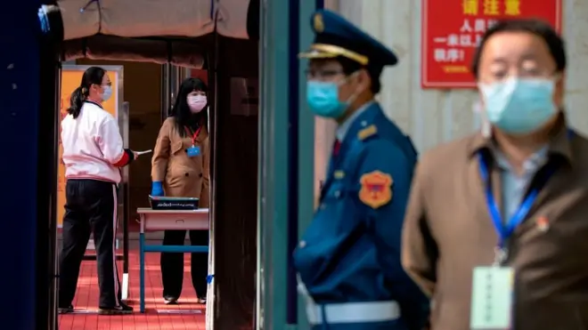 중국 베이징의 한 중학교에 마스크를 쓴 학생이 들어오고 있다