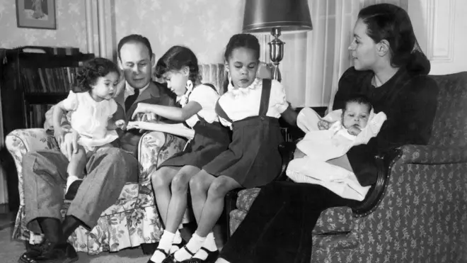 Conoció a Lenore Robbins, una joven profesora, en una fiesta. Bailaron y una semana después fue a su dormitorio a despertarla y pedirle que se casara con él. Su primera hija nació en 1940, el mismo año en el que Drew terminó su residencia en la Universidad de Columbia.