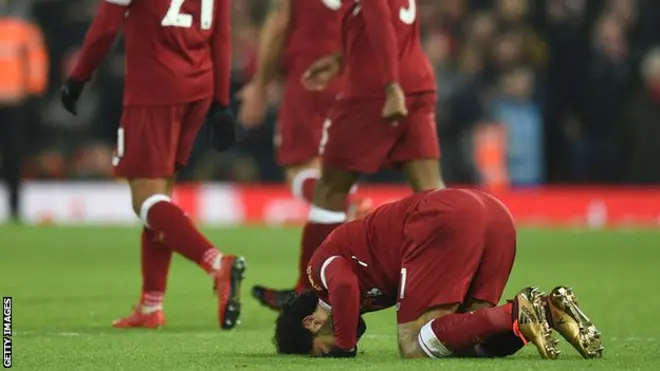 Mohamed Salah bersujud setelah mencetak gol ke gawang lawan. Total dia telah menyumbangkan 43 gol untuk Liverpool musim ini.