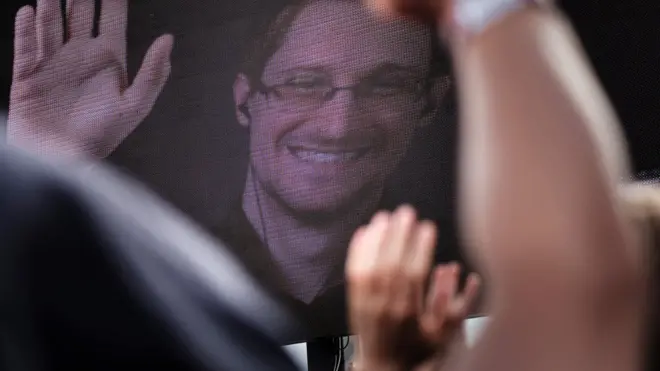 Для многих во всем мире Сноуден стал символом противостояния попыткам государства вмешаться в личную жизнь своих граждан