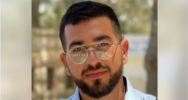 صورة لران غفيلي، أخر رهينة إسرائيلي في قطاع غزة ، والذي تم العثور عليه، يرتدي نظارة نظر وشعره اسود خفيف، وحاجباه كثيفان وله لحية خفيفة.