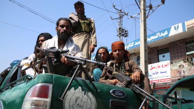 阿富汗贾拉拉巴德塔利班武装战斗人员在街头巡逻（17/8/2021）